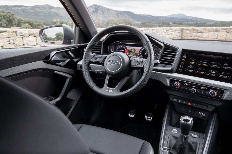 Интерьер Audi A1 Sportback 30 TFSI Advanced 2018 года  (WW) (фото 5 из 16)